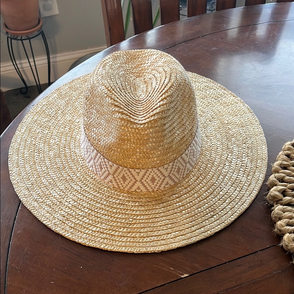 Stylish Straw Sun Hat with Patterned Band